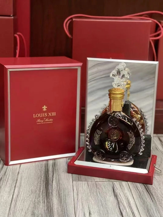 頂級干邑的象徵：路易十三 (Louis XIII) 版本演變與「四方盒/金頭版」的回收價值大揭秘